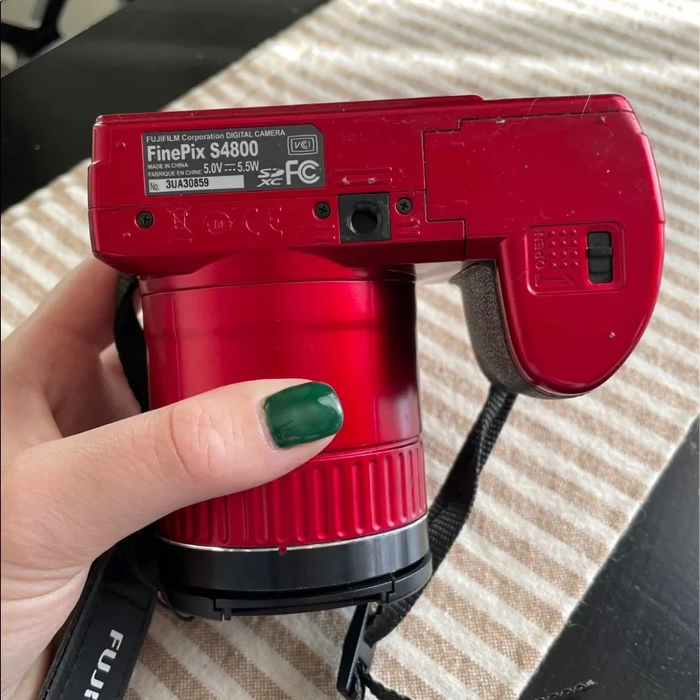 Fujifilm Finepix S4800 Red
